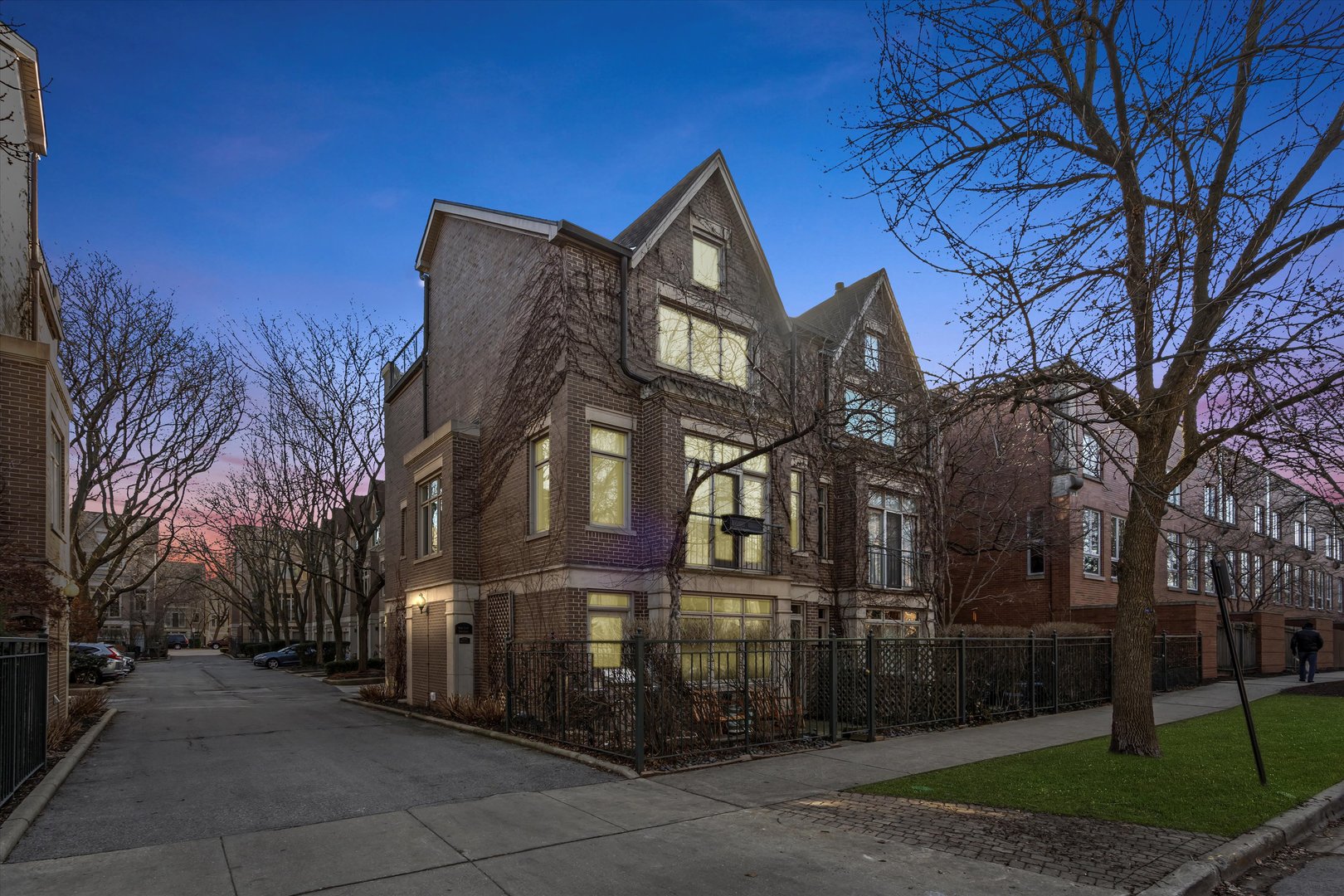 2733 N Greenview Avenue Unit: B