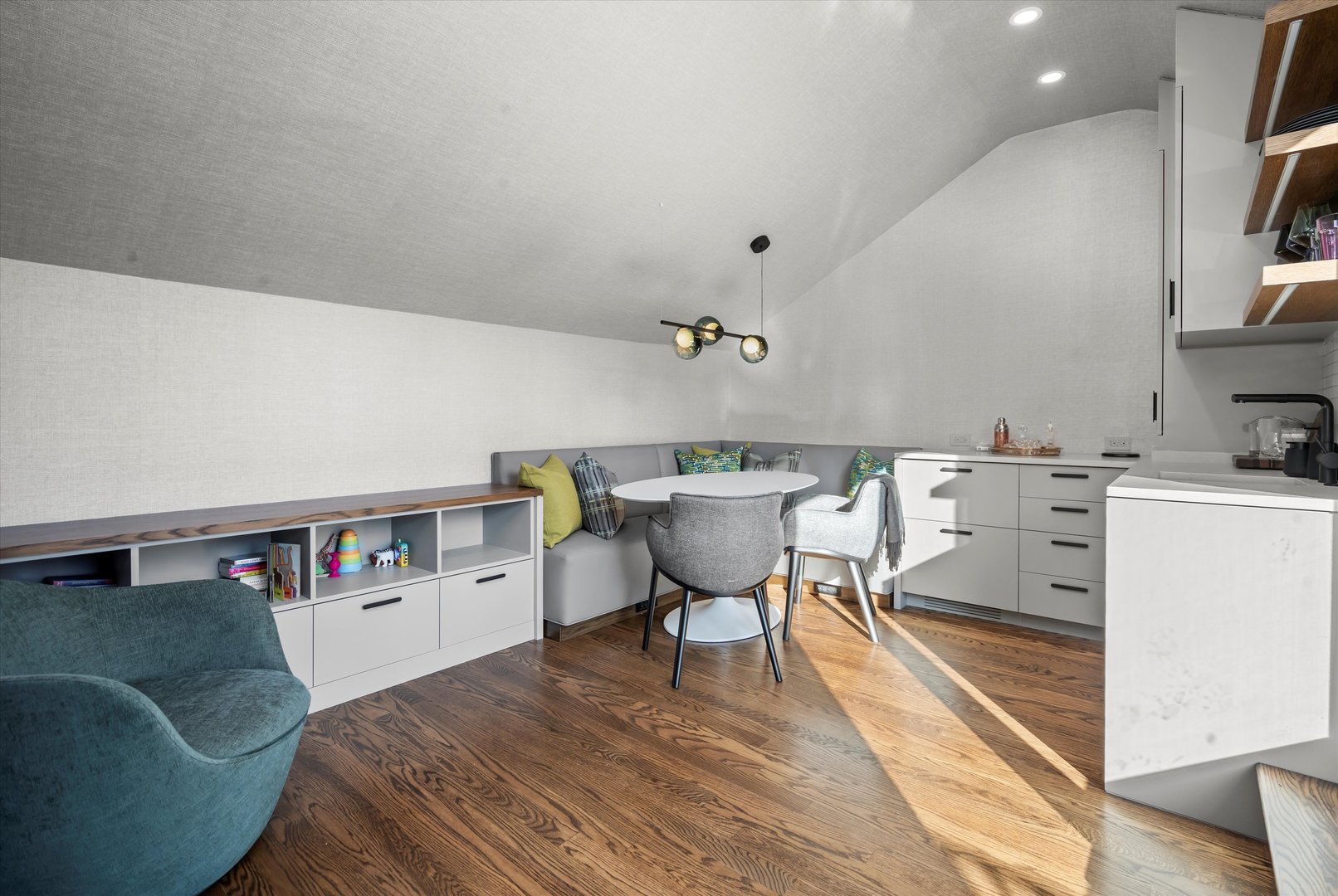 2733 N Greenview Avenue Unit: B