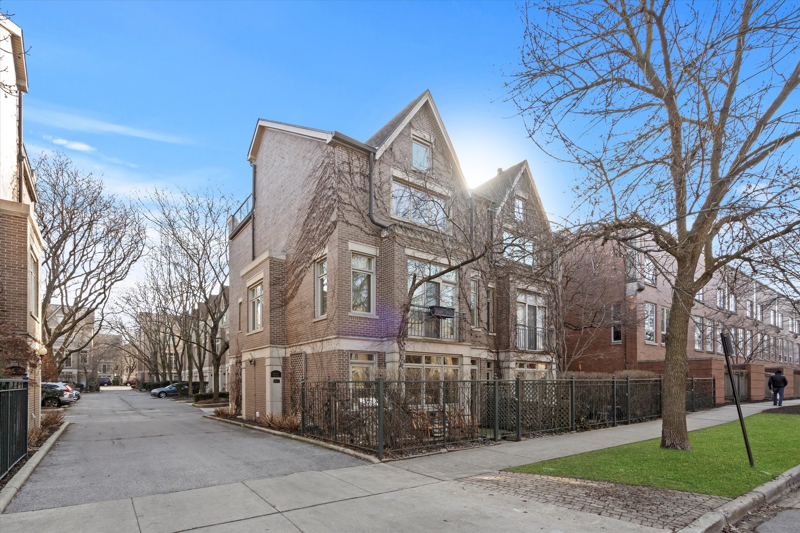 2733 N Greenview Avenue Unit: B