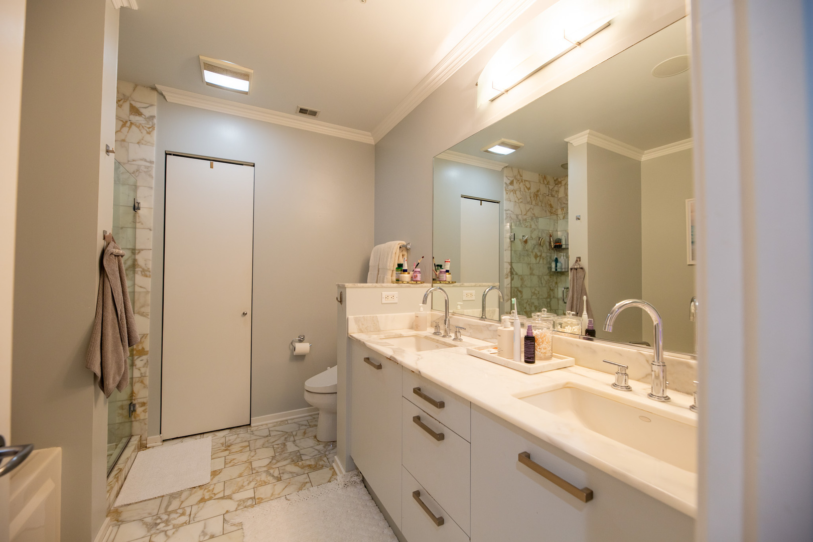 500 W SUPERIOR Street Unit: 2402