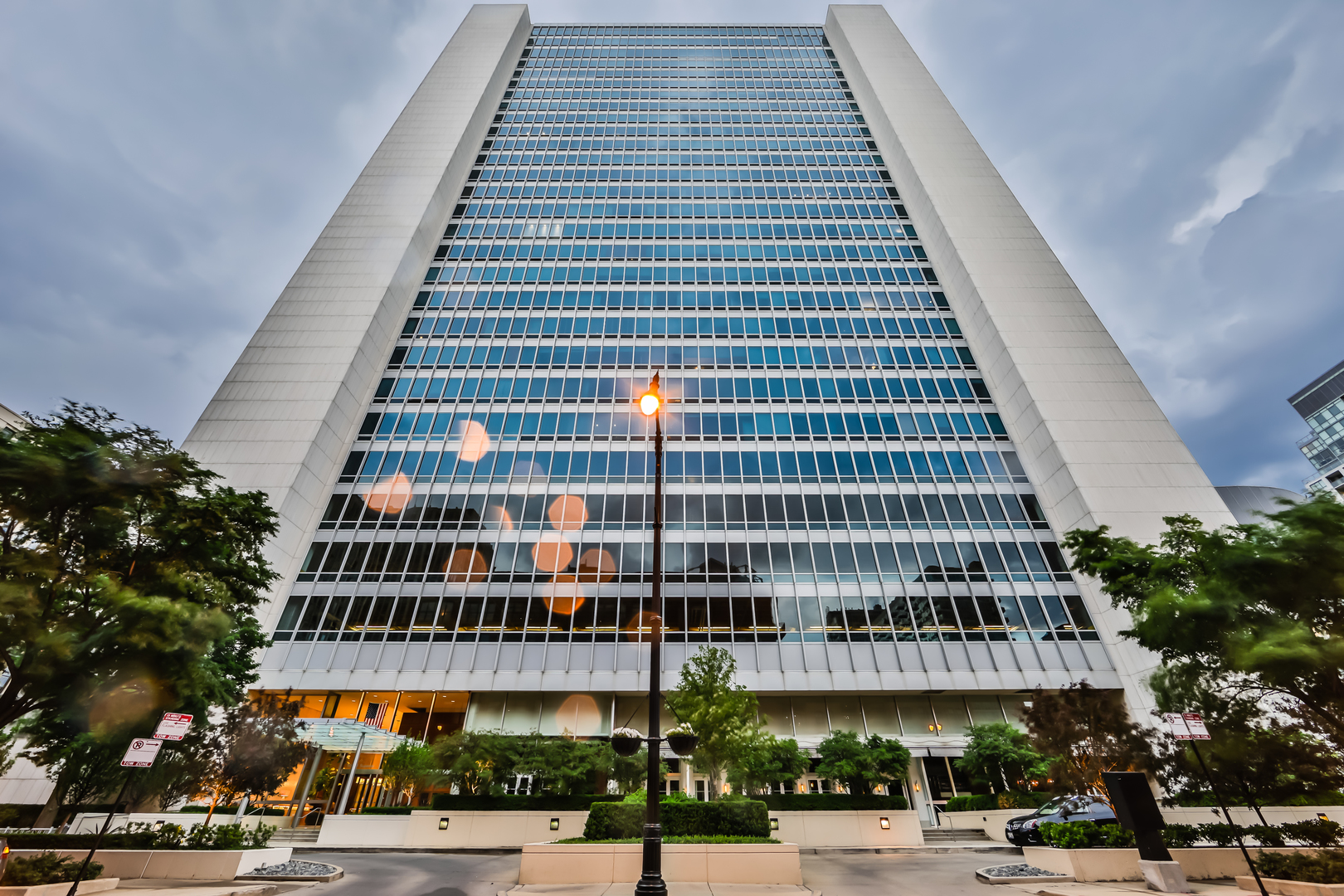 500 W SUPERIOR Street Unit: 2402