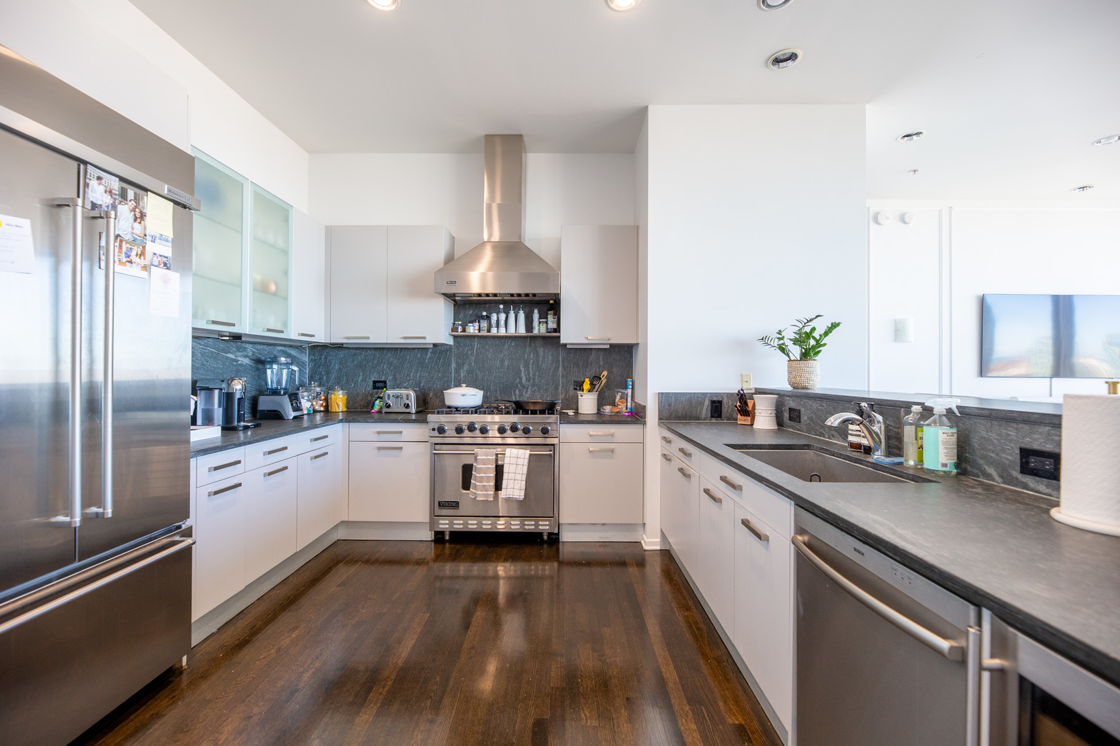 500 W SUPERIOR Street Unit: 2402