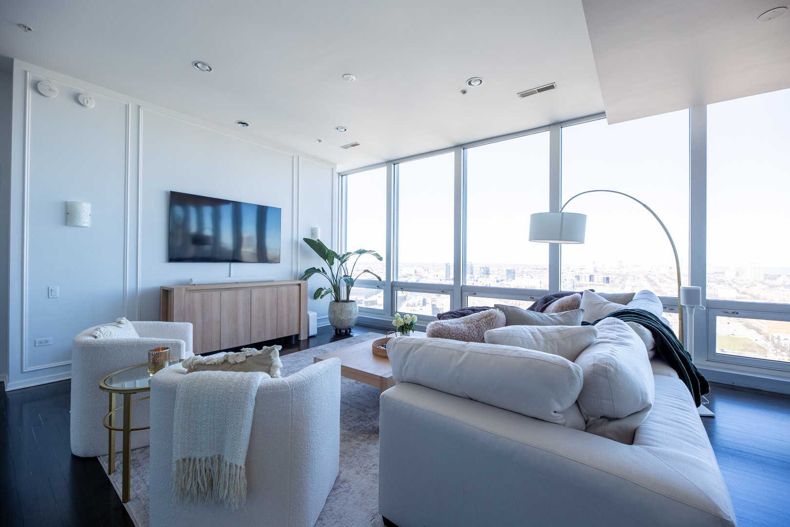 500 W SUPERIOR Street Unit: 2402
