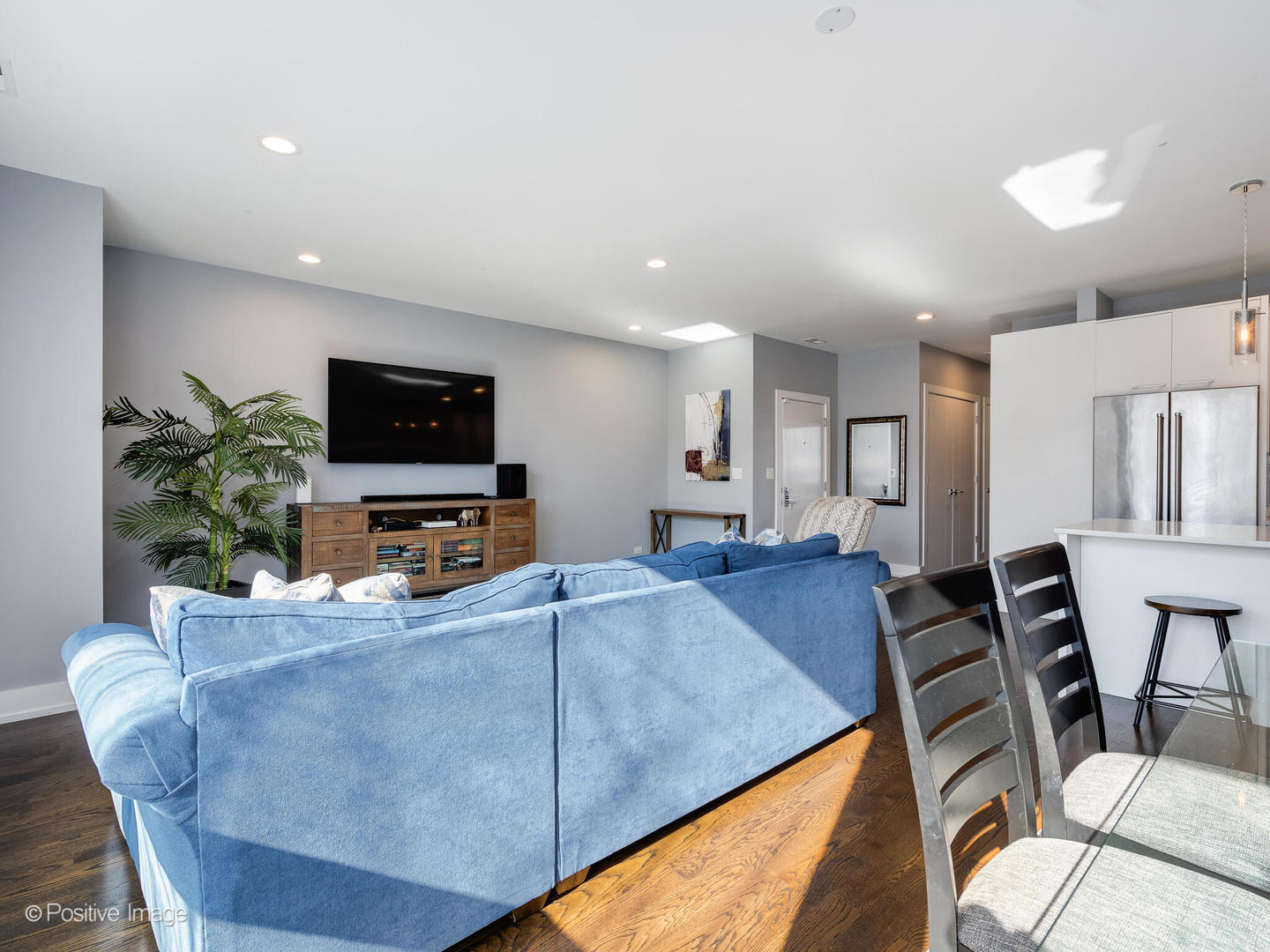 722 W 17th Place Unit: 2E