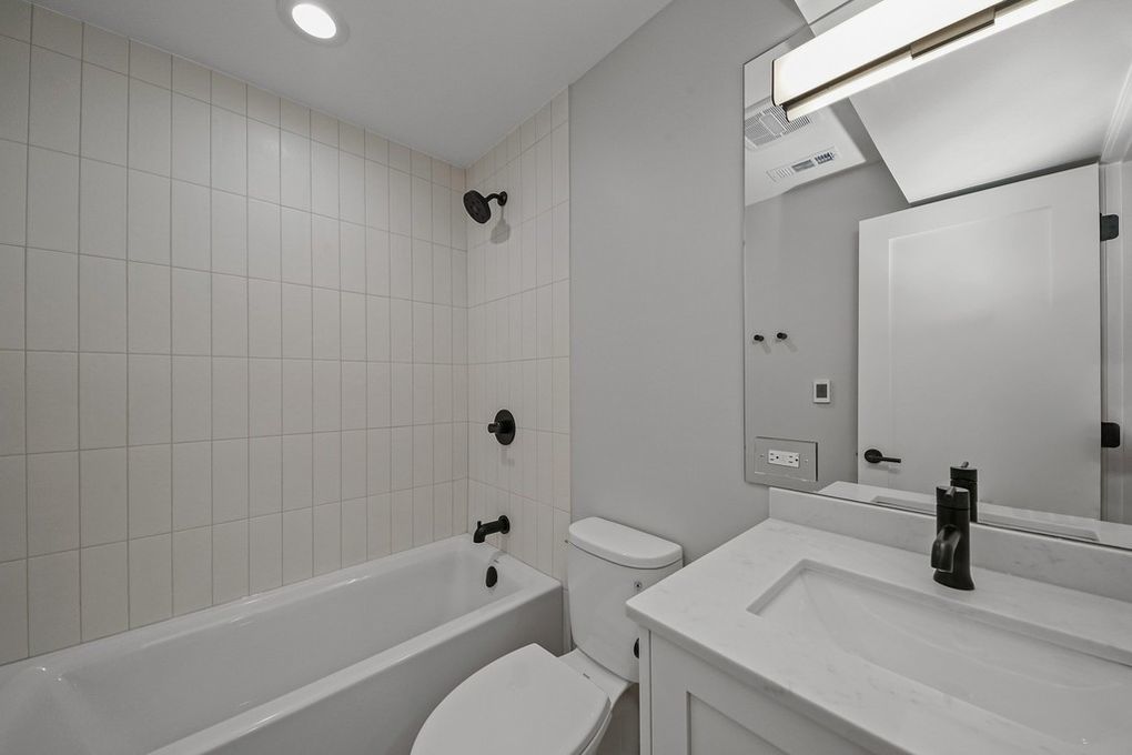 2243 N Seminary Avenue Unit: G