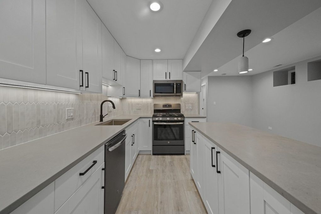 2243 N Seminary Avenue Unit: G