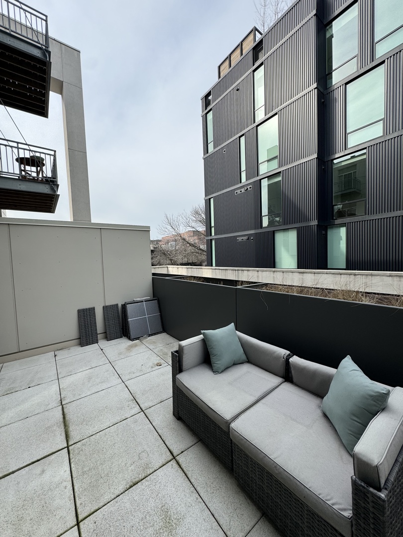 1222 W MADISON Street Unit: 227