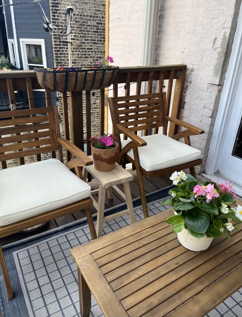 1104 W WEBSTER Avenue Unit: 202