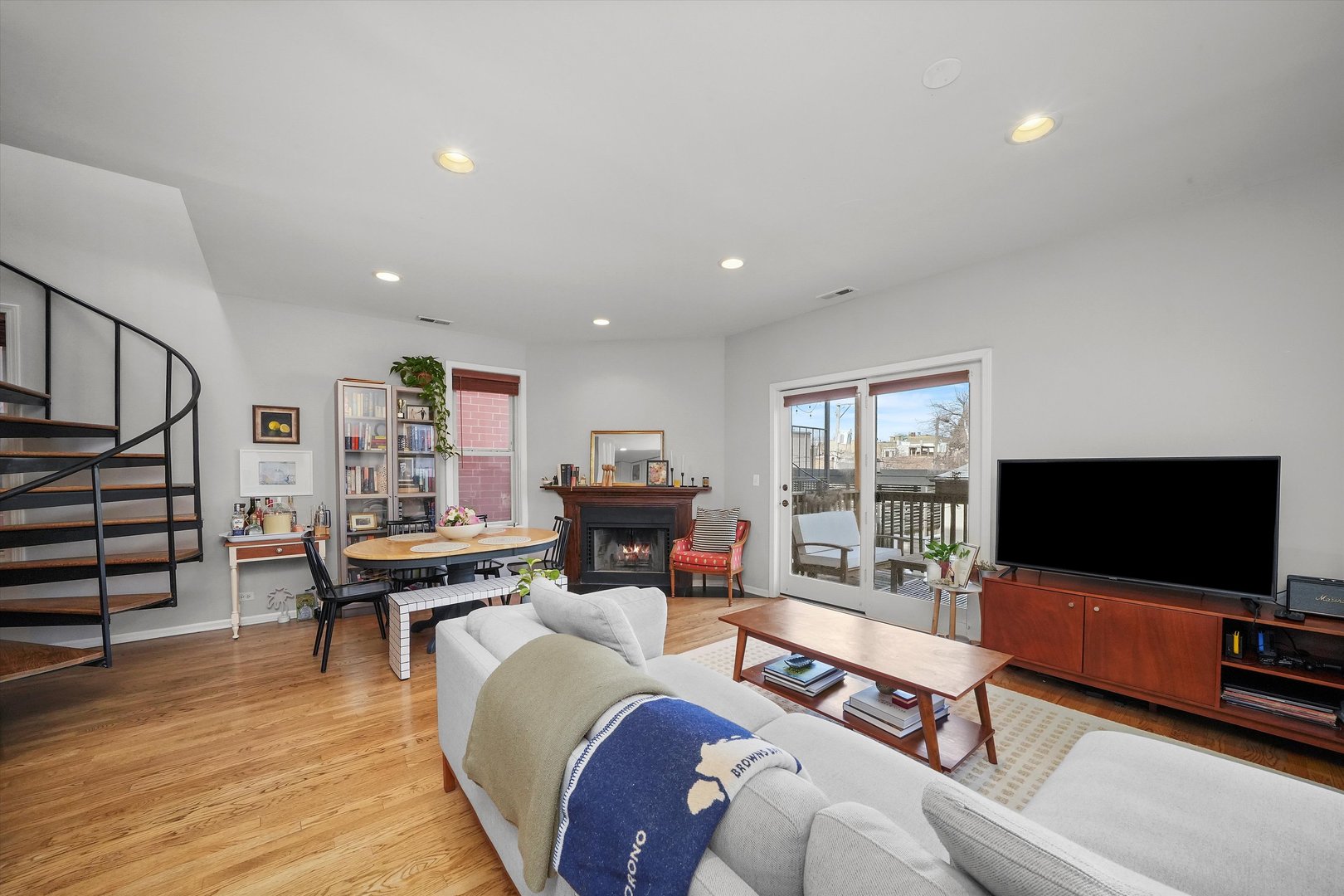 1104 W WEBSTER Avenue Unit: 202