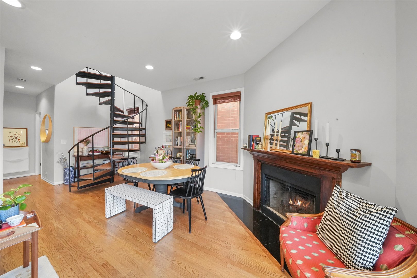 1104 W WEBSTER Avenue Unit: 202