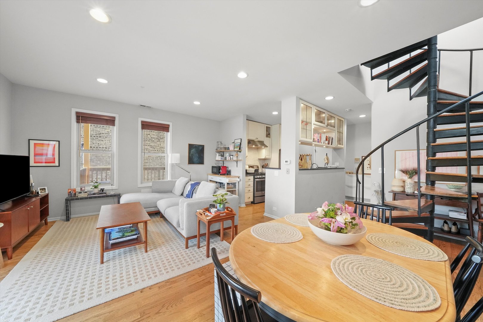 1104 W WEBSTER Avenue Unit: 202