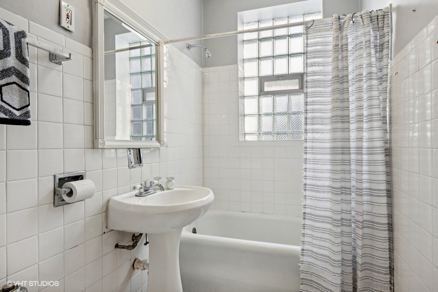 1425 W SUMMERDALE Avenue Unit: 2AB