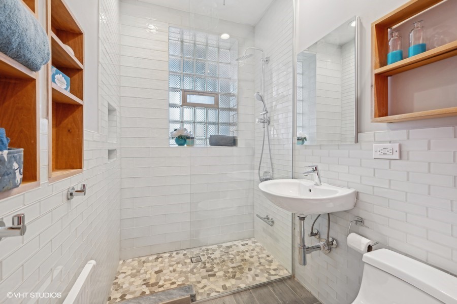 1425 W SUMMERDALE Avenue Unit: 2AB