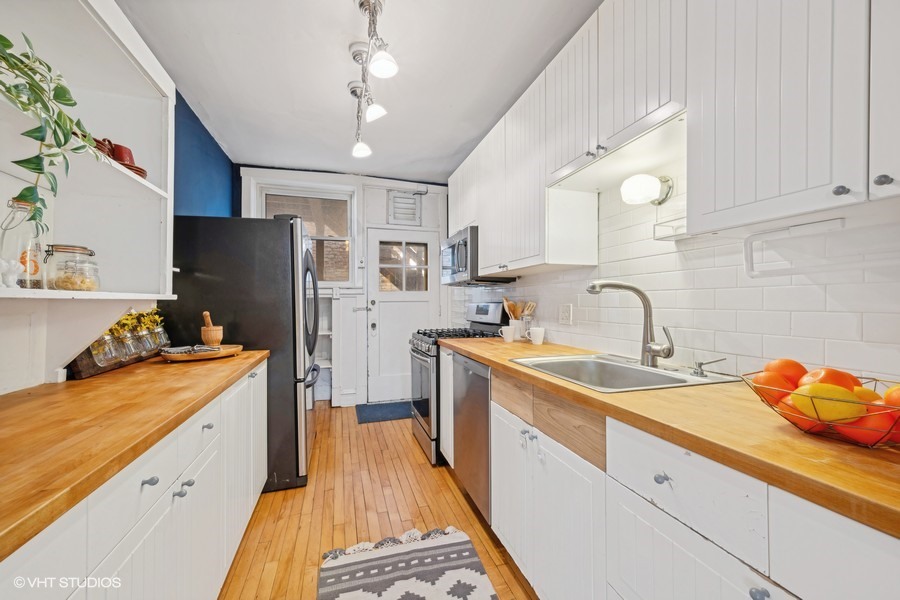 1425 W SUMMERDALE Avenue Unit: 2AB