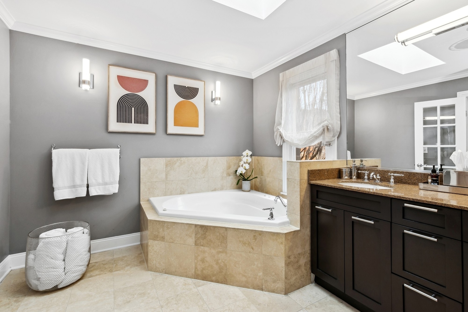 2015 N Winchester Avenue