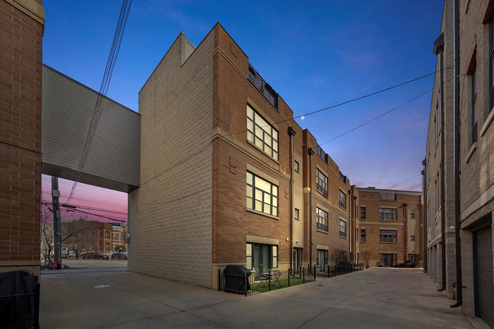 2318 W BLOOMINGDALE Avenue Unit: C