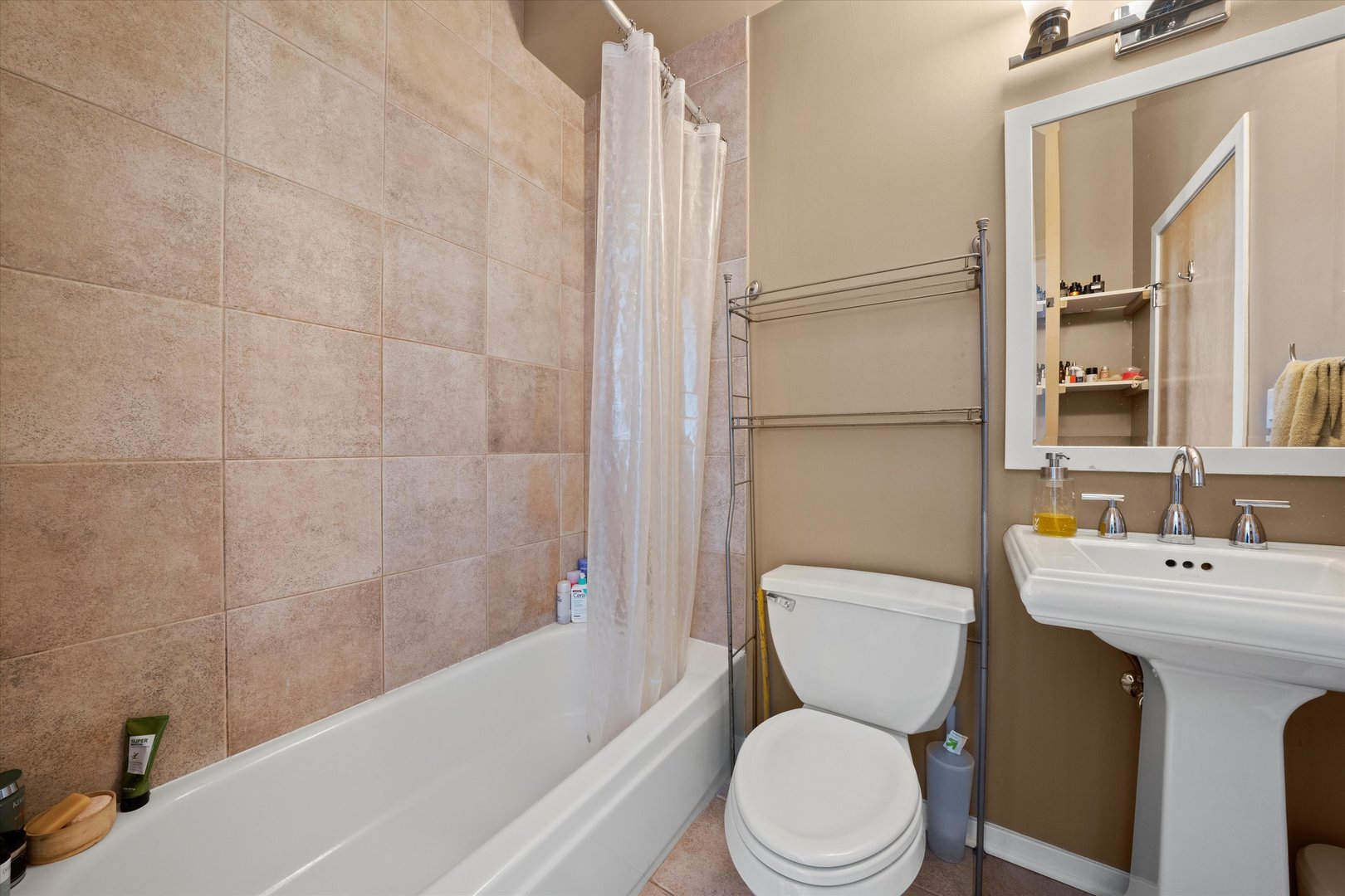 2318 W BLOOMINGDALE Avenue Unit: C