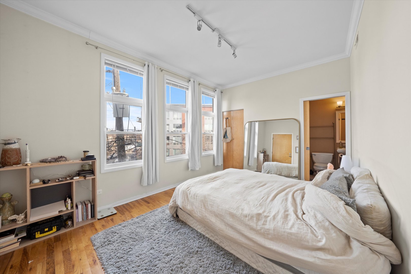 2318 W BLOOMINGDALE Avenue Unit: C