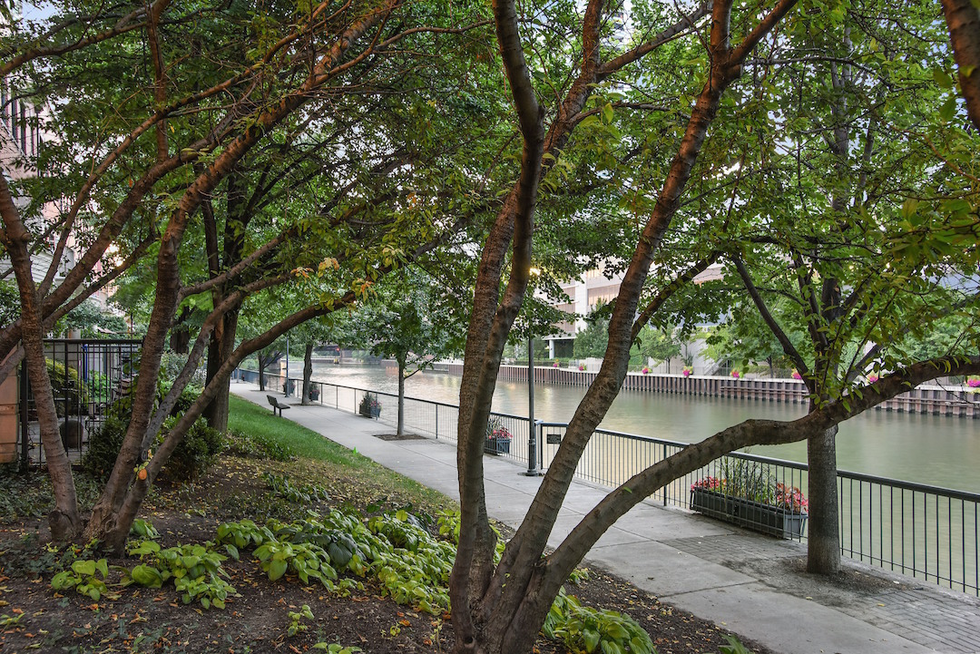 501 N Clinton Street Unit: 1601