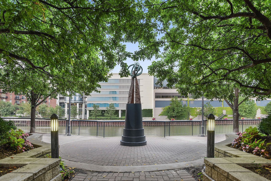 501 N Clinton Street Unit: 1601