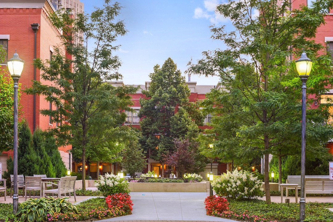 501 N Clinton Street Unit: 1601