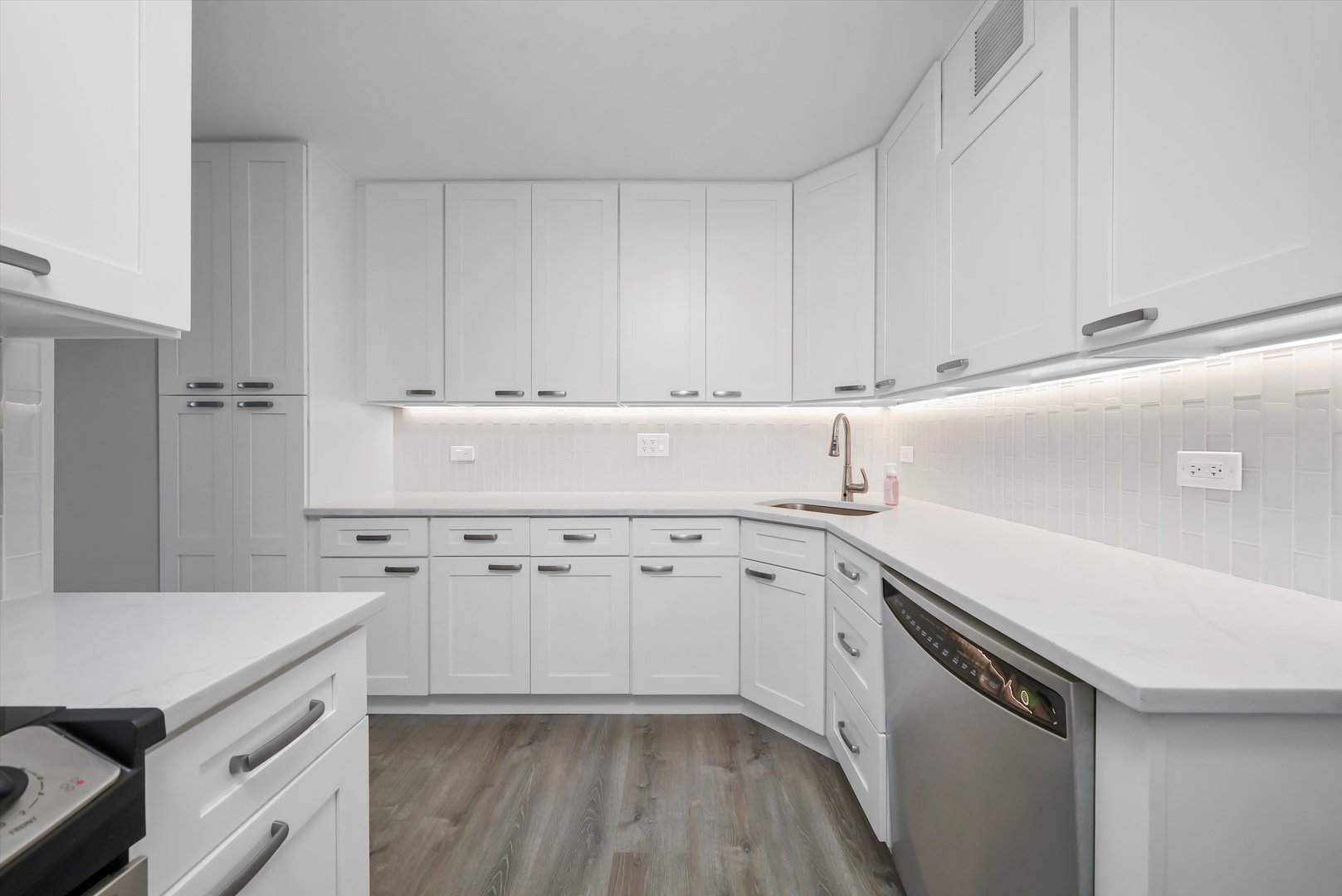 260 E Chestnut Street Unit: 3407