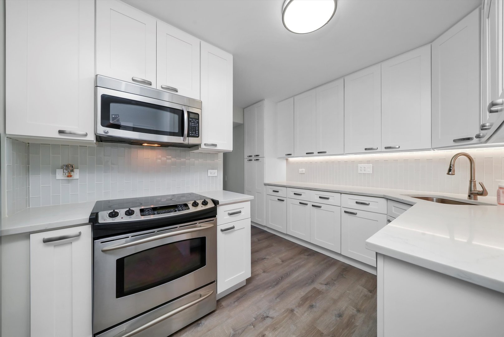 260 E Chestnut Street Unit: 3407
