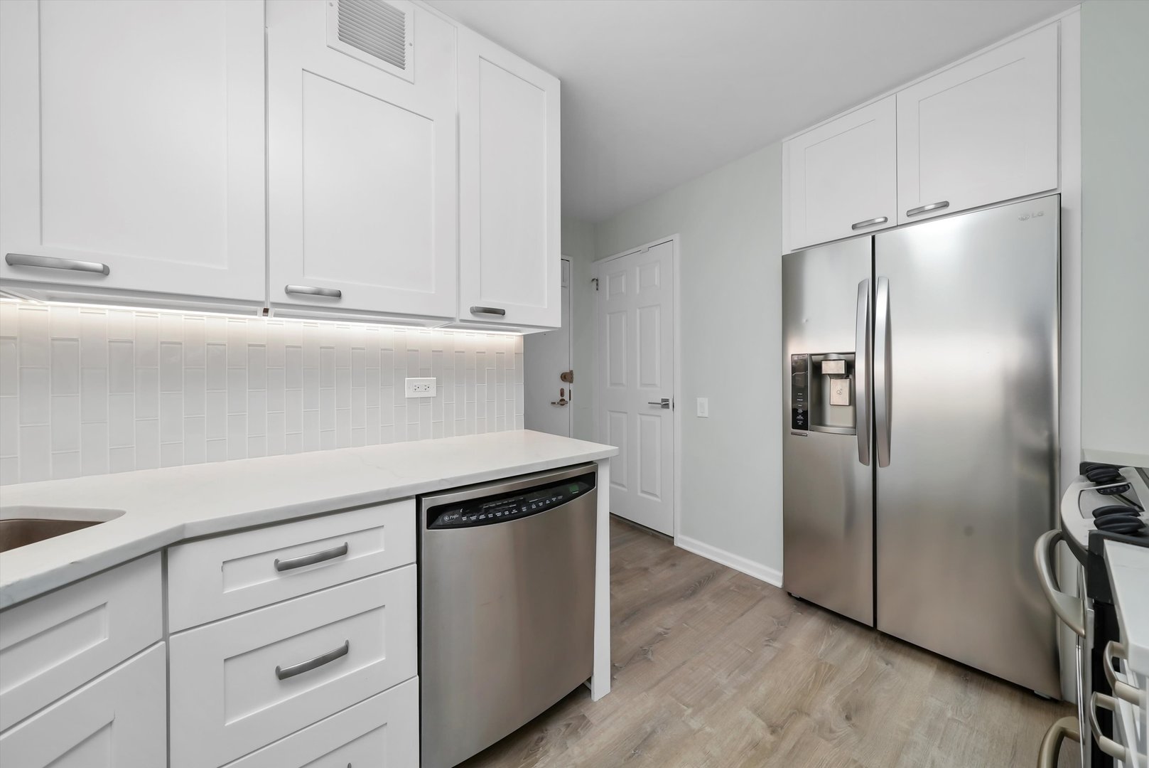260 E Chestnut Street Unit: 3407