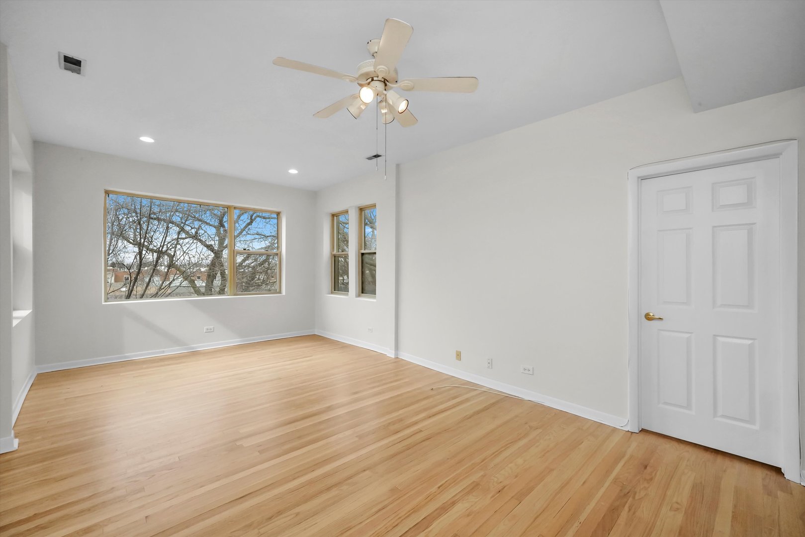 4845 N HARDING Avenue Unit: 3
