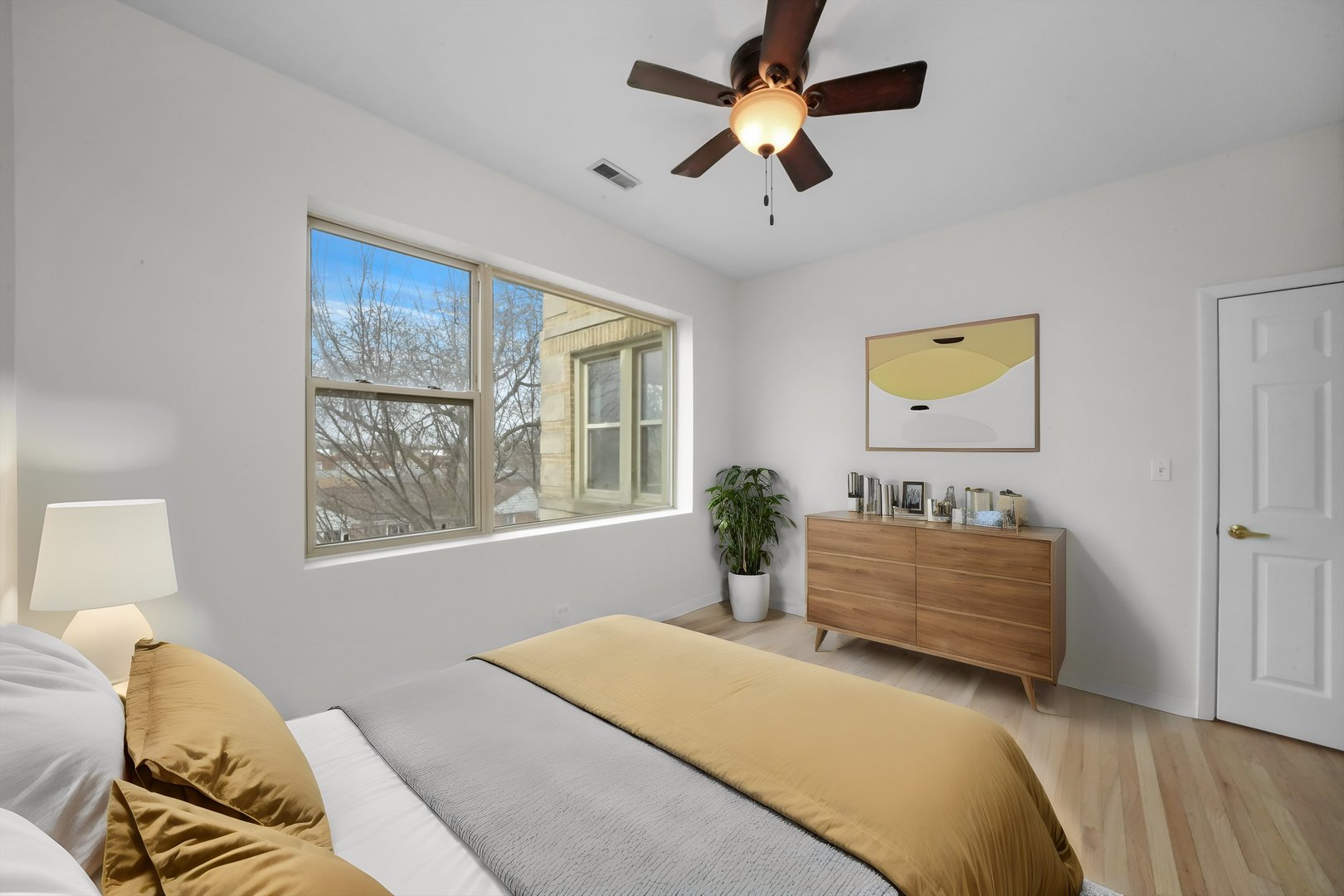 4845 N HARDING Avenue Unit: 3