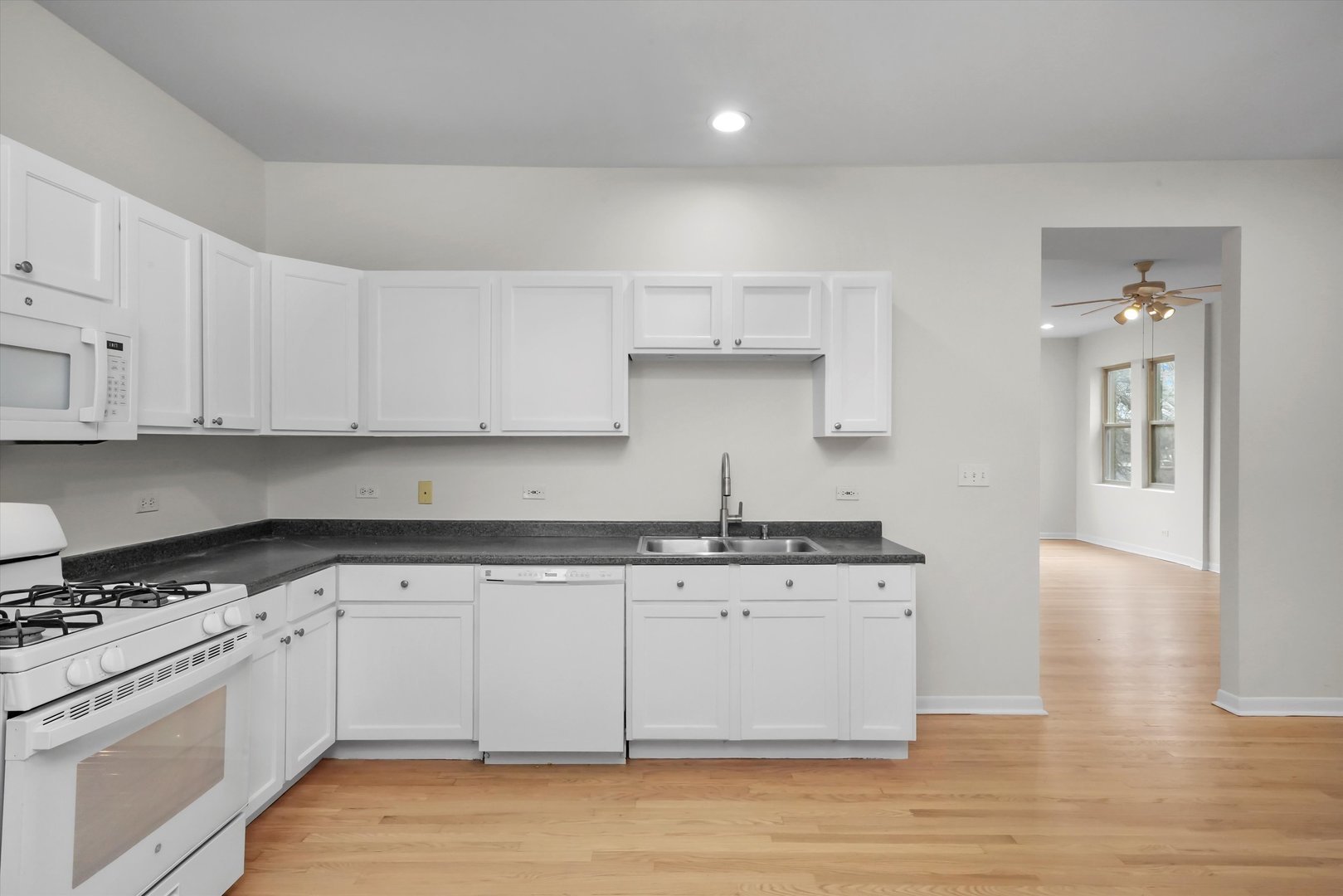 4845 N HARDING Avenue Unit: 3