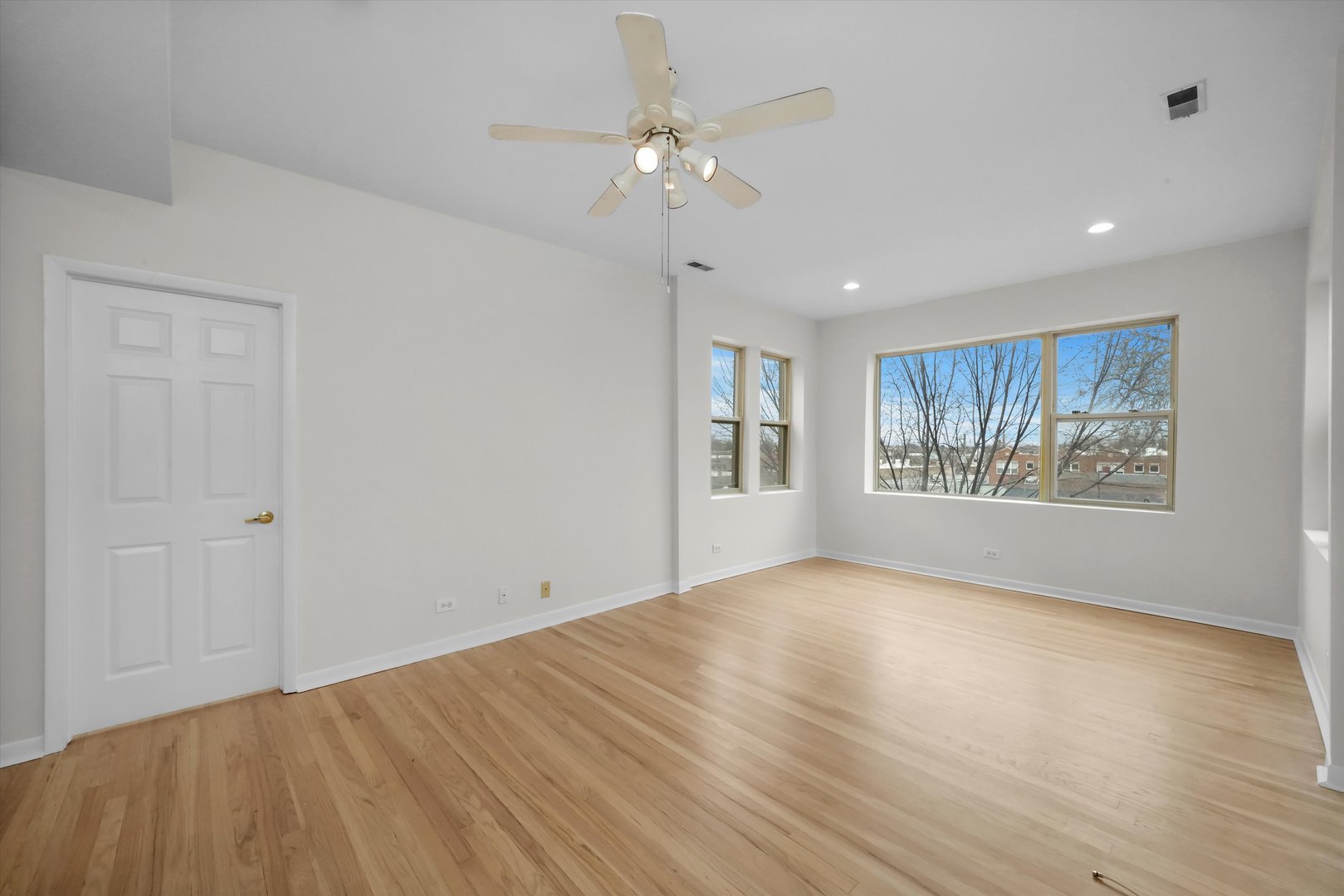 4845 N HARDING Avenue Unit: 3