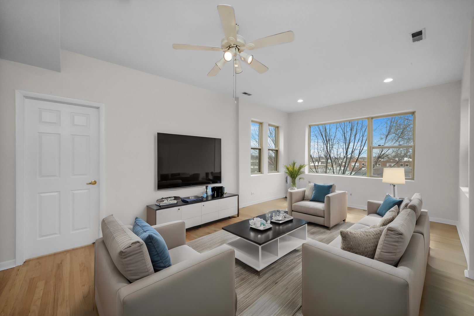 4845 N HARDING Avenue Unit: 3