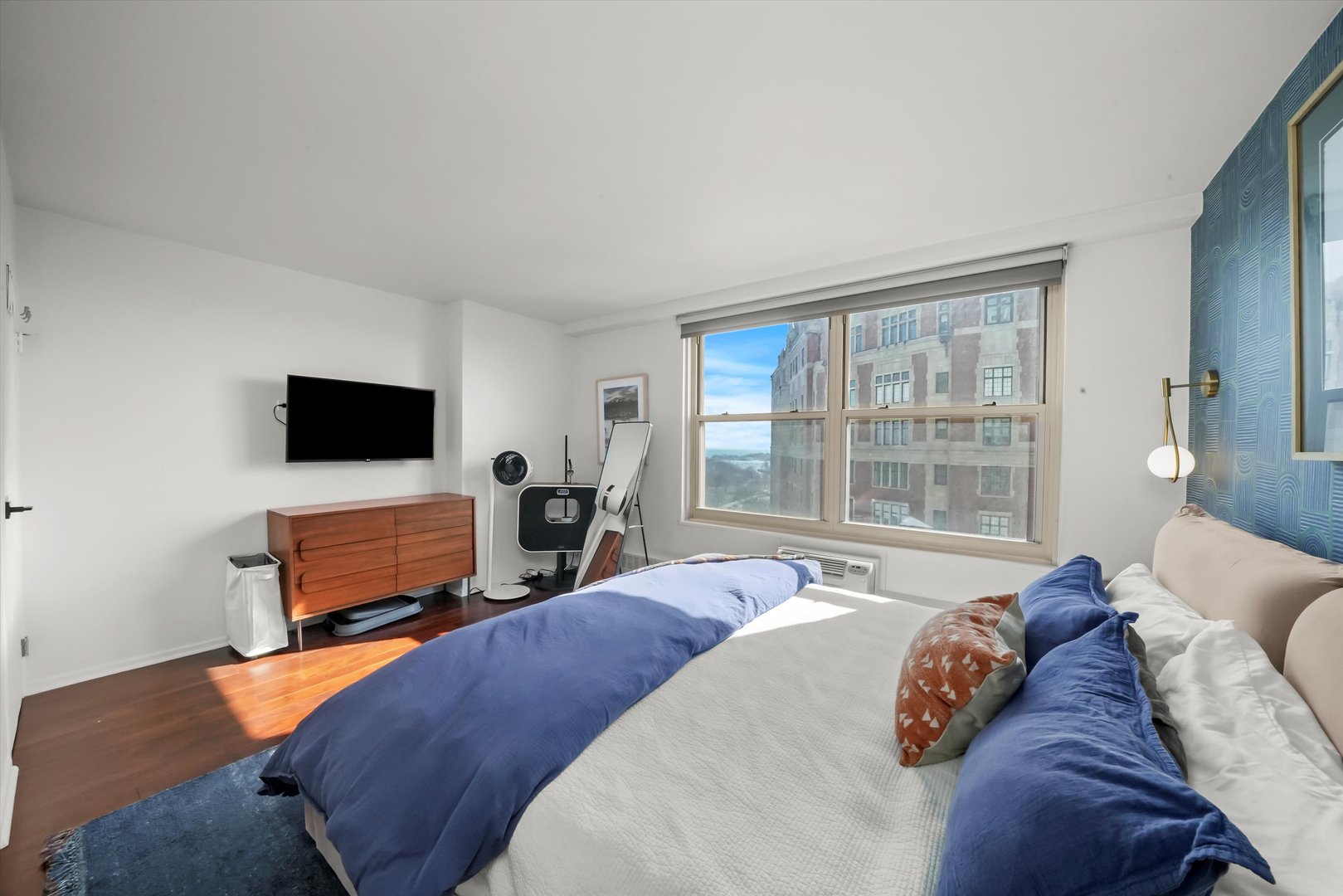 3900 N Lake Shore Drive Unit: 16D