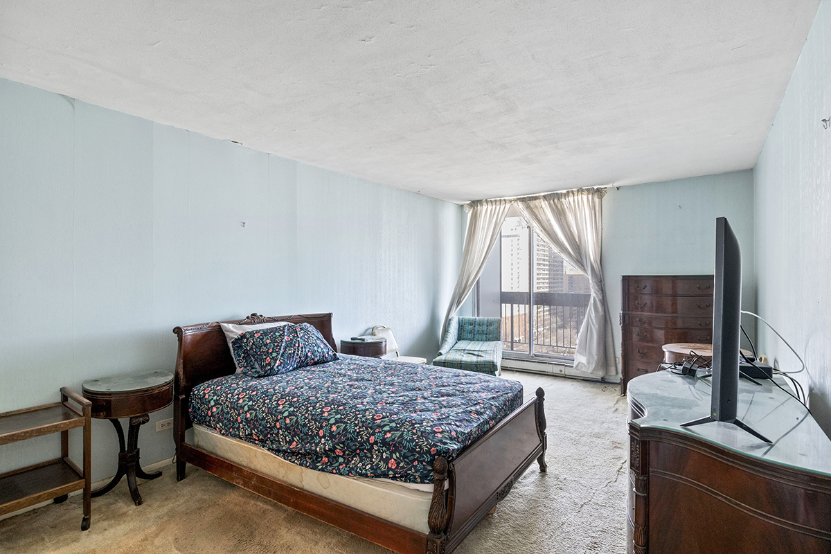 5901 N Sheridan Road Unit: 13B