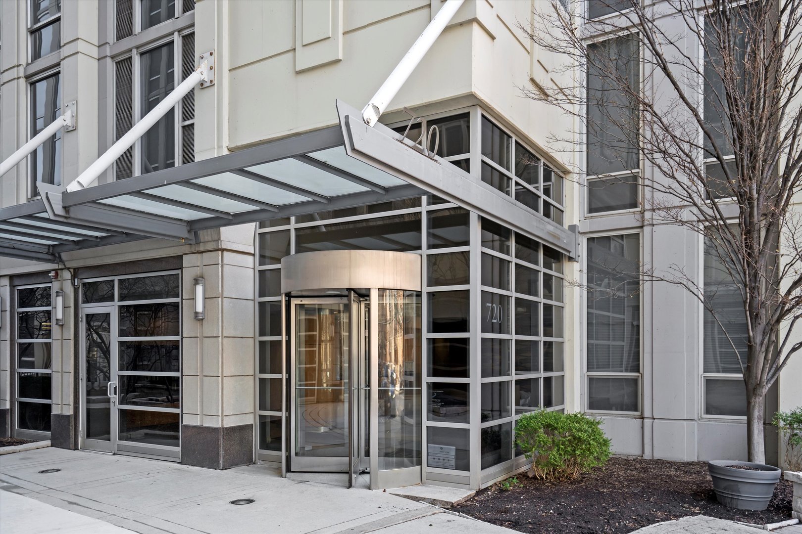 720 N LARRABEE Street Unit: 1302
