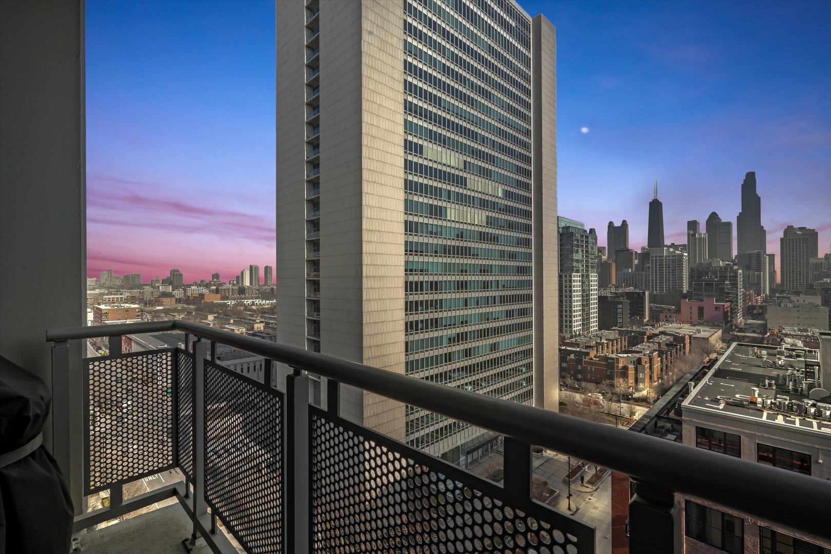 720 N LARRABEE Street Unit: 1302