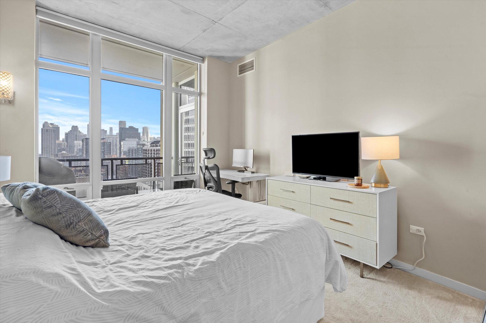 720 N LARRABEE Street Unit: 1302