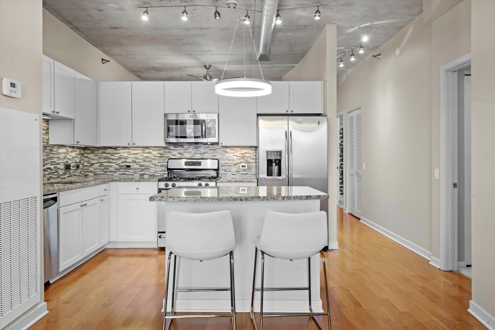 720 N LARRABEE Street Unit: 1302