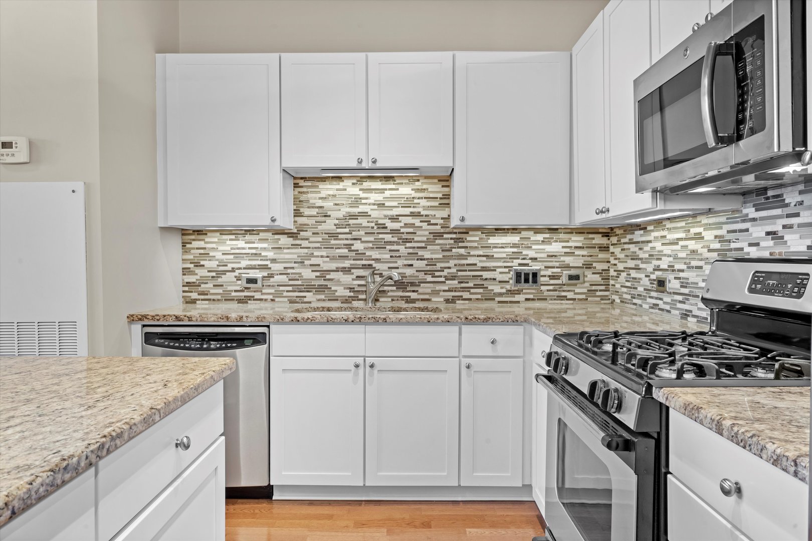 720 N LARRABEE Street Unit: 1302