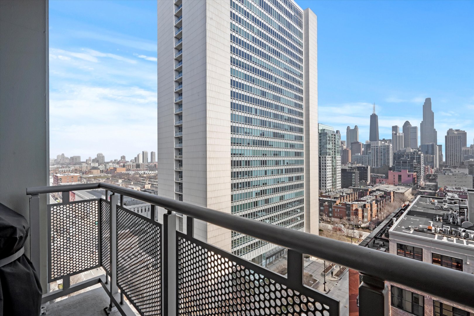 720 N LARRABEE Street Unit: 1302