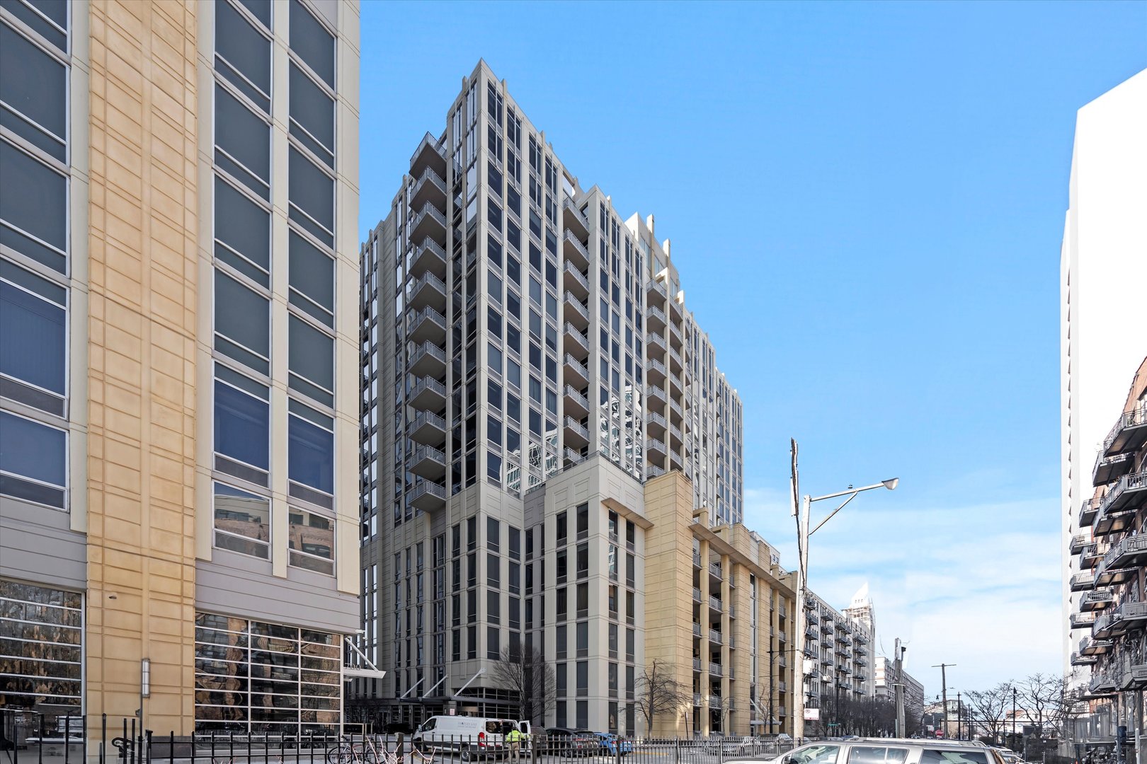 720 N LARRABEE Street Unit: 1302