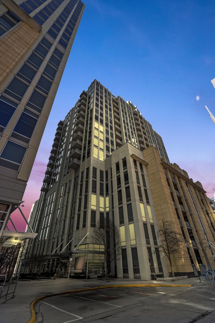 720 N LARRABEE Street Unit: 1302