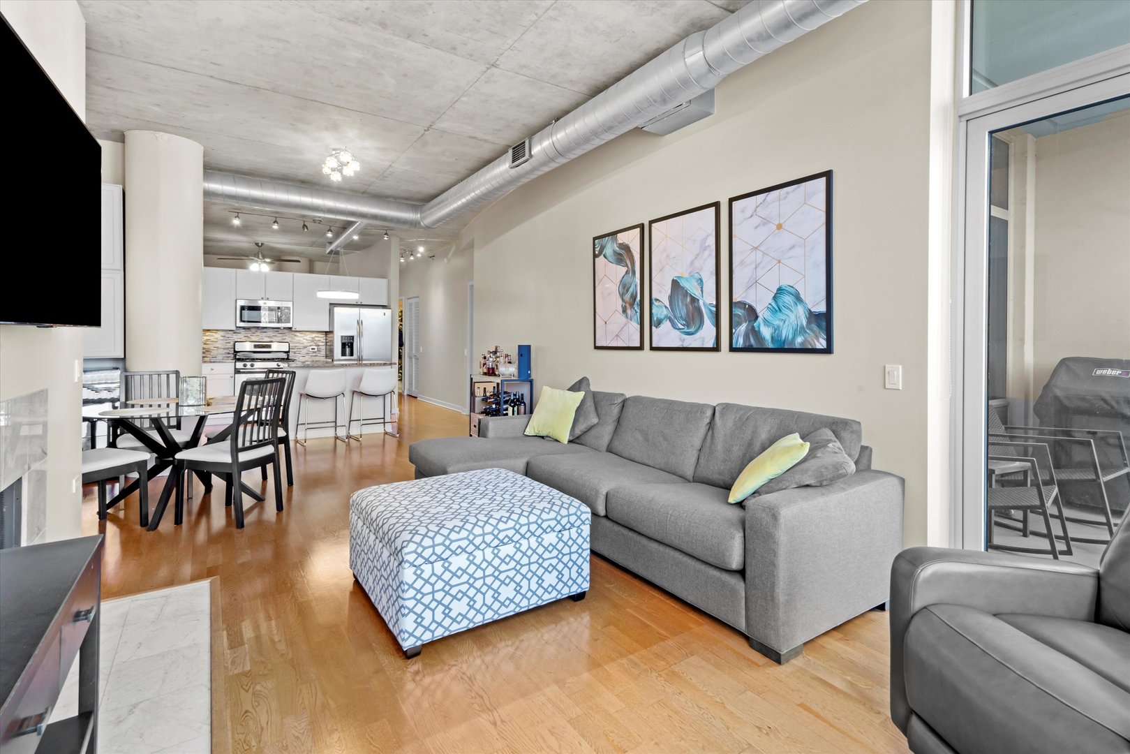 720 N LARRABEE Street Unit: 1302