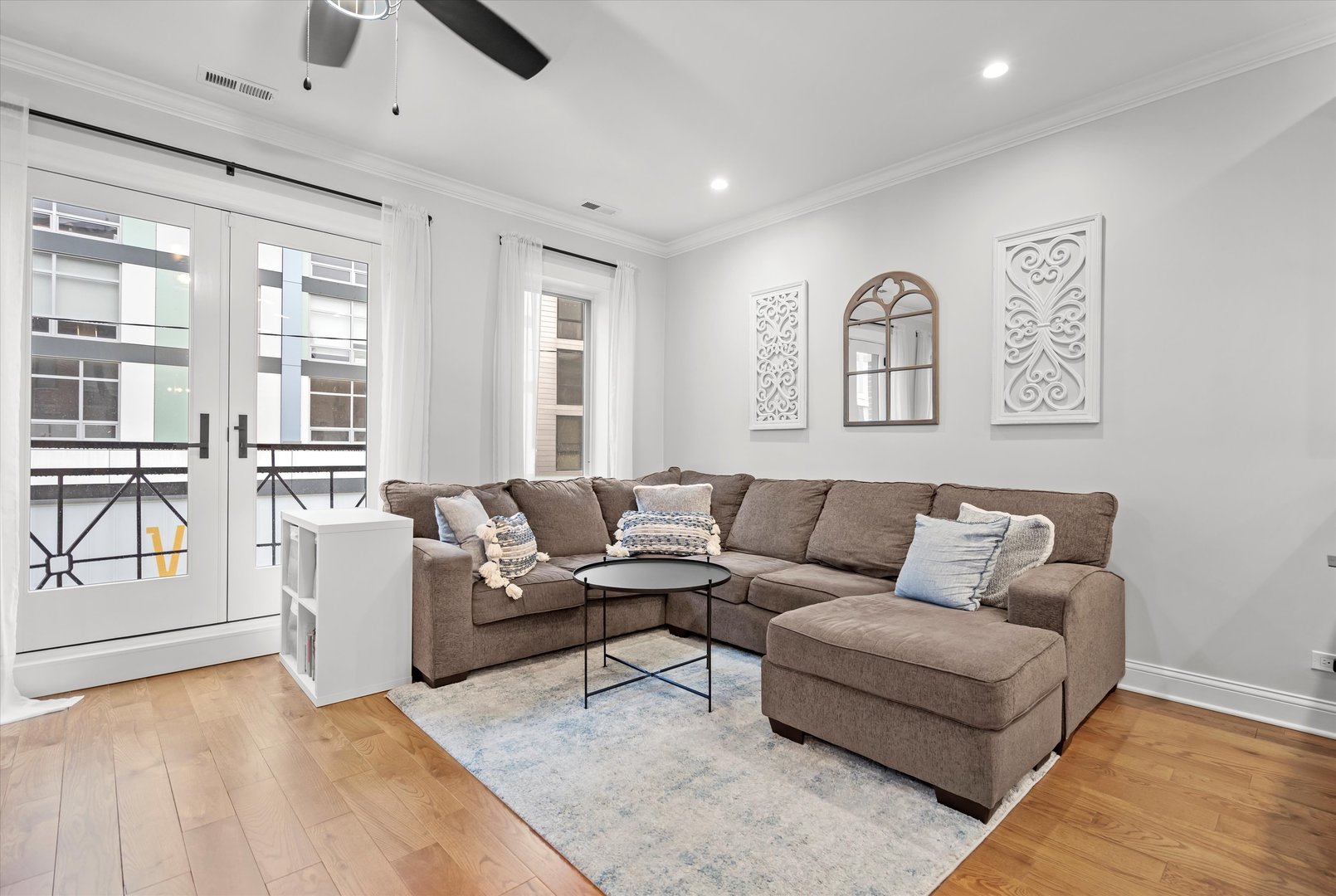 825 N Milwaukee Avenue Unit: 2R