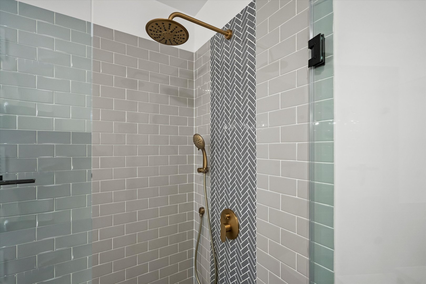 825 N Milwaukee Avenue Unit: 2R
