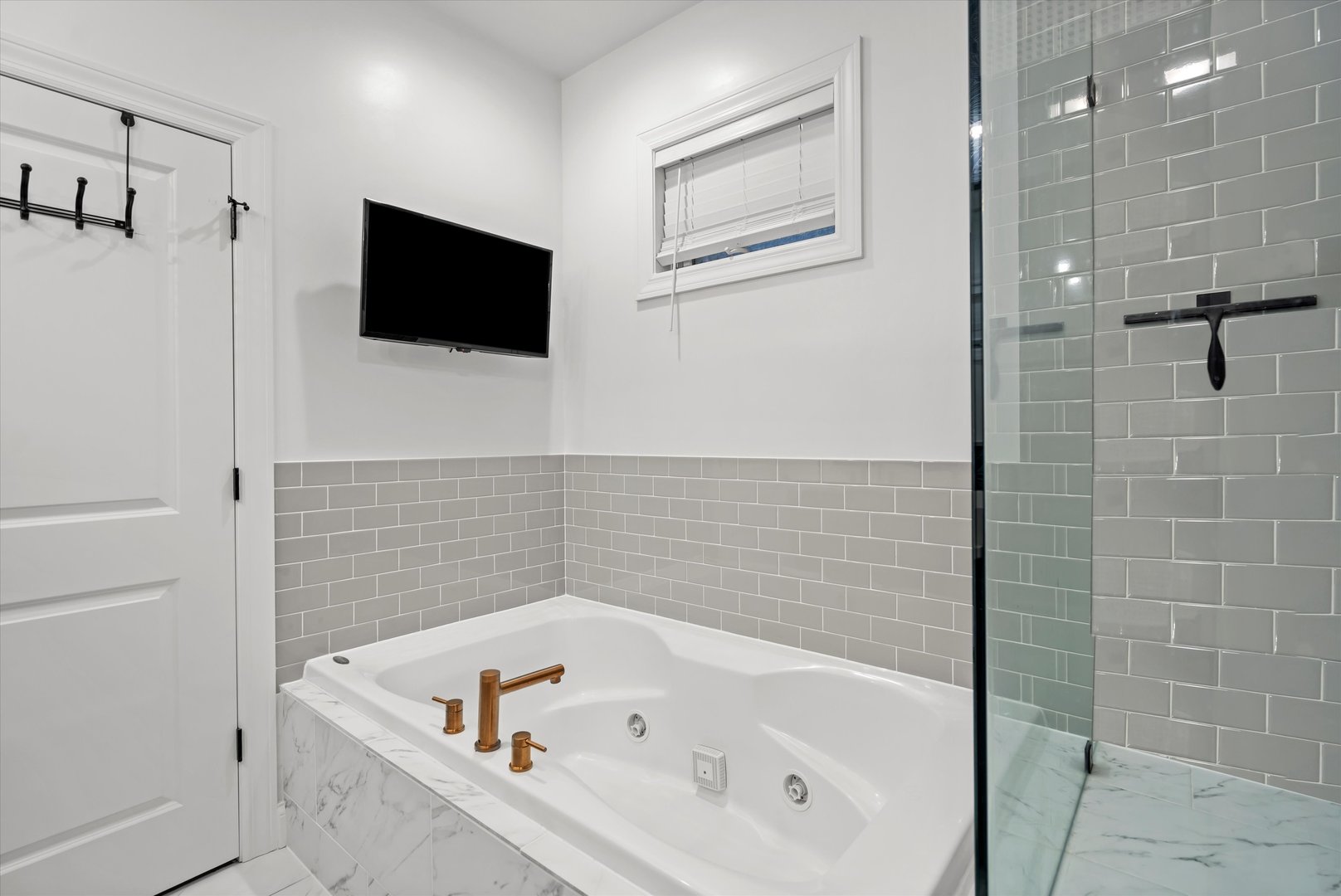 825 N Milwaukee Avenue Unit: 2R