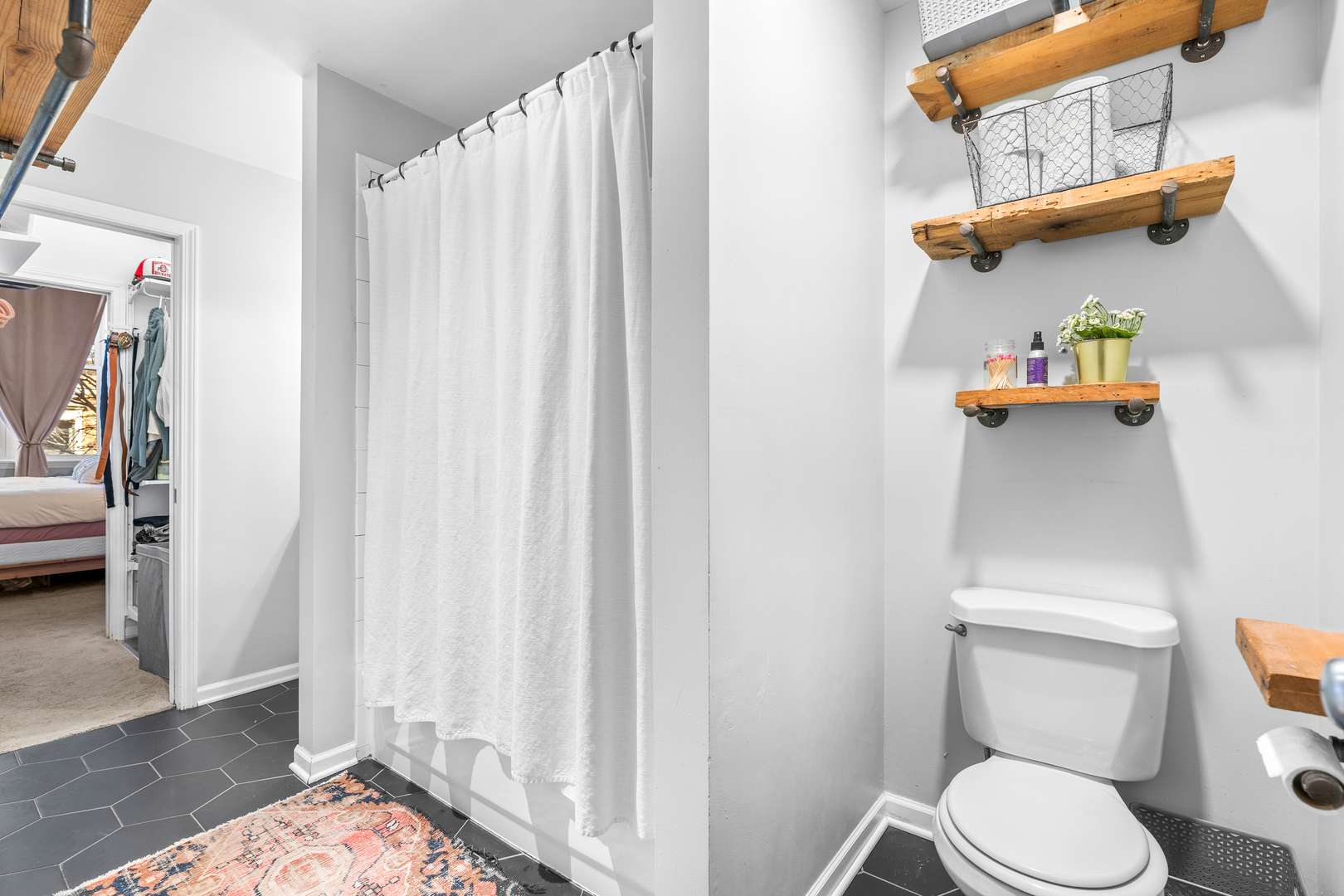 1645 W School Street Unit: 204