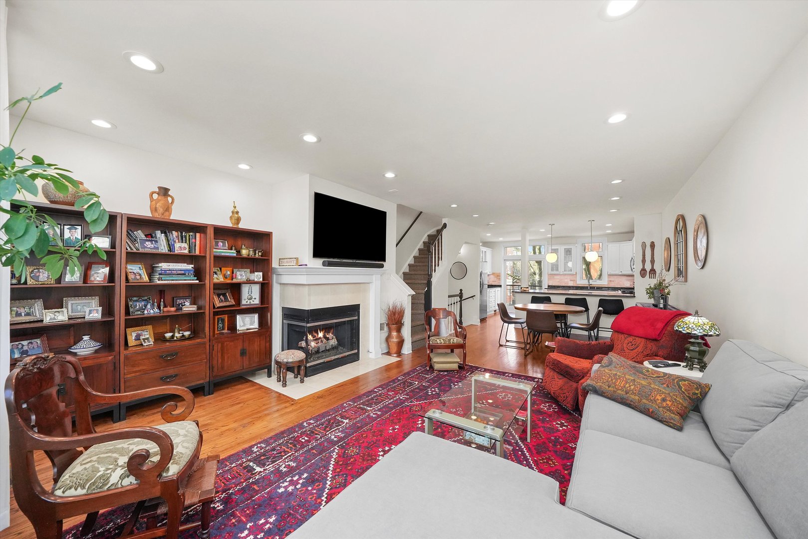2717 N Janssen Avenue