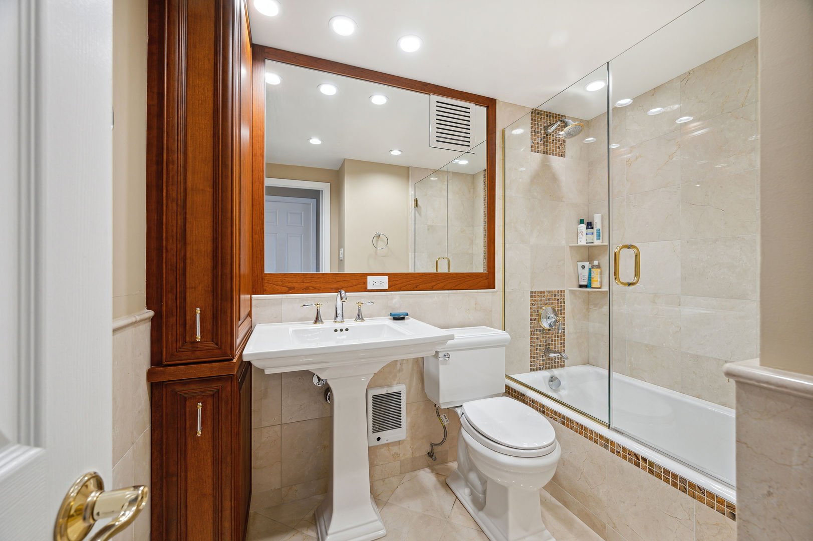 111 E Chestnut Street Unit: 20K